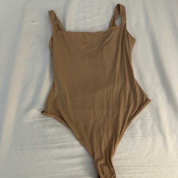 SKIMS Fits Everybody Square Neck Bodysuit - Picture 2 of 6